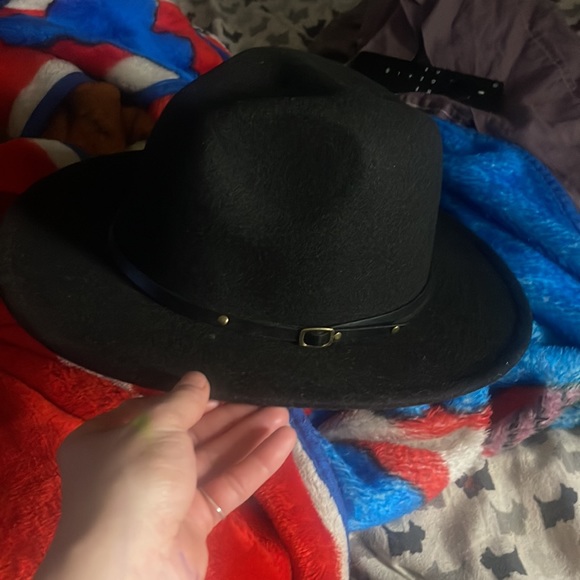 Polyester and wool hat - Picture 3 of 3